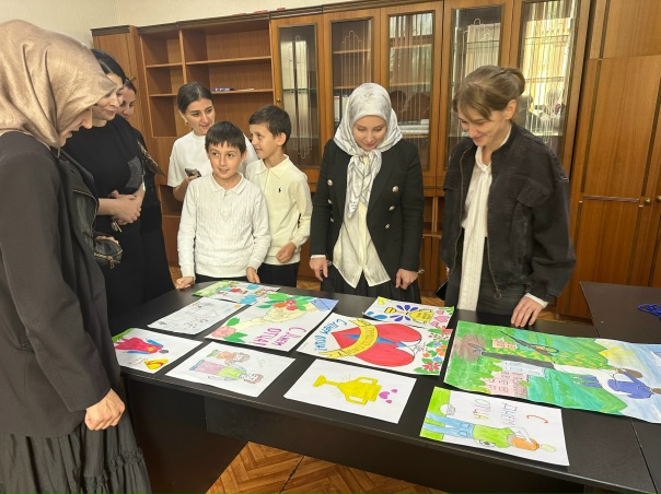 Подарок от сердца - юные художники поздравили пап с праздником