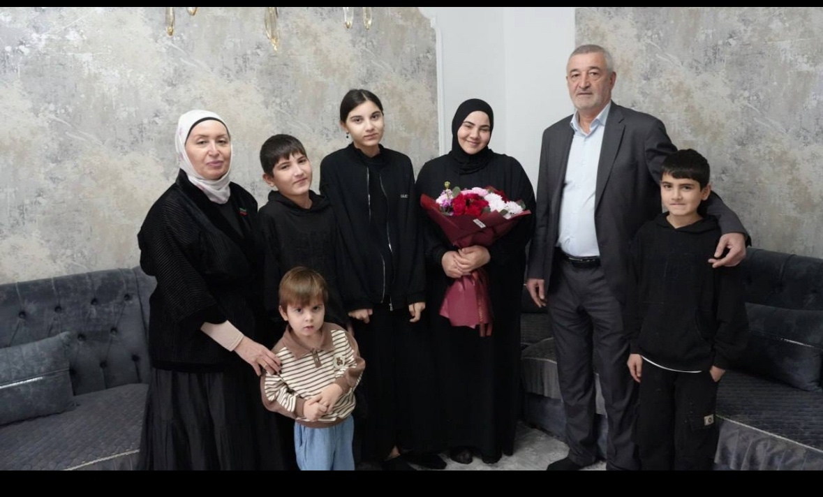 В Хасавюрте с Днём матери поздравили долгожительниц города и многодетных матерей