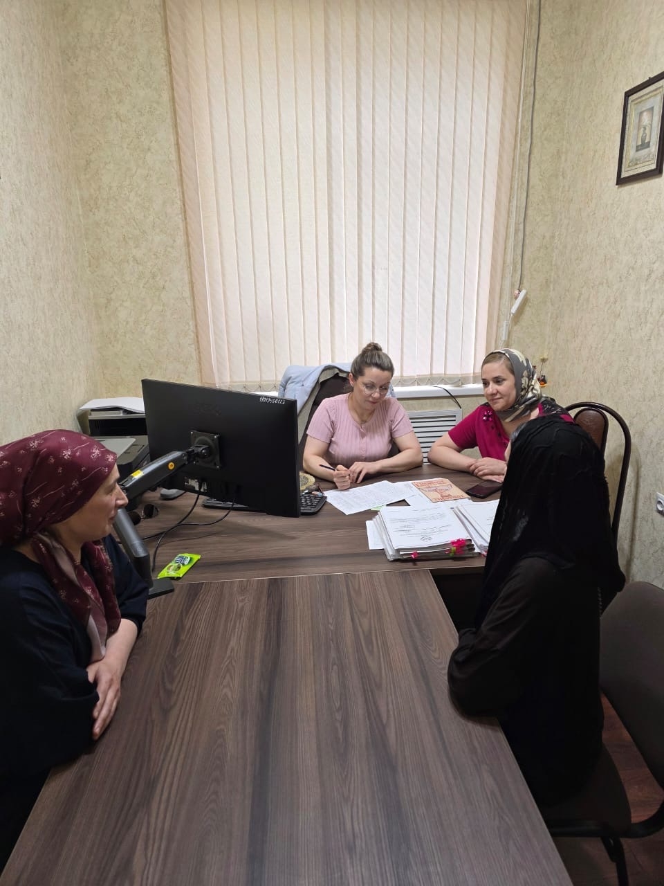 Специалисты отдела по вопросам предоставления мер социальной поддержки на основании социального контракта ТУСЗН провели прием граждан.